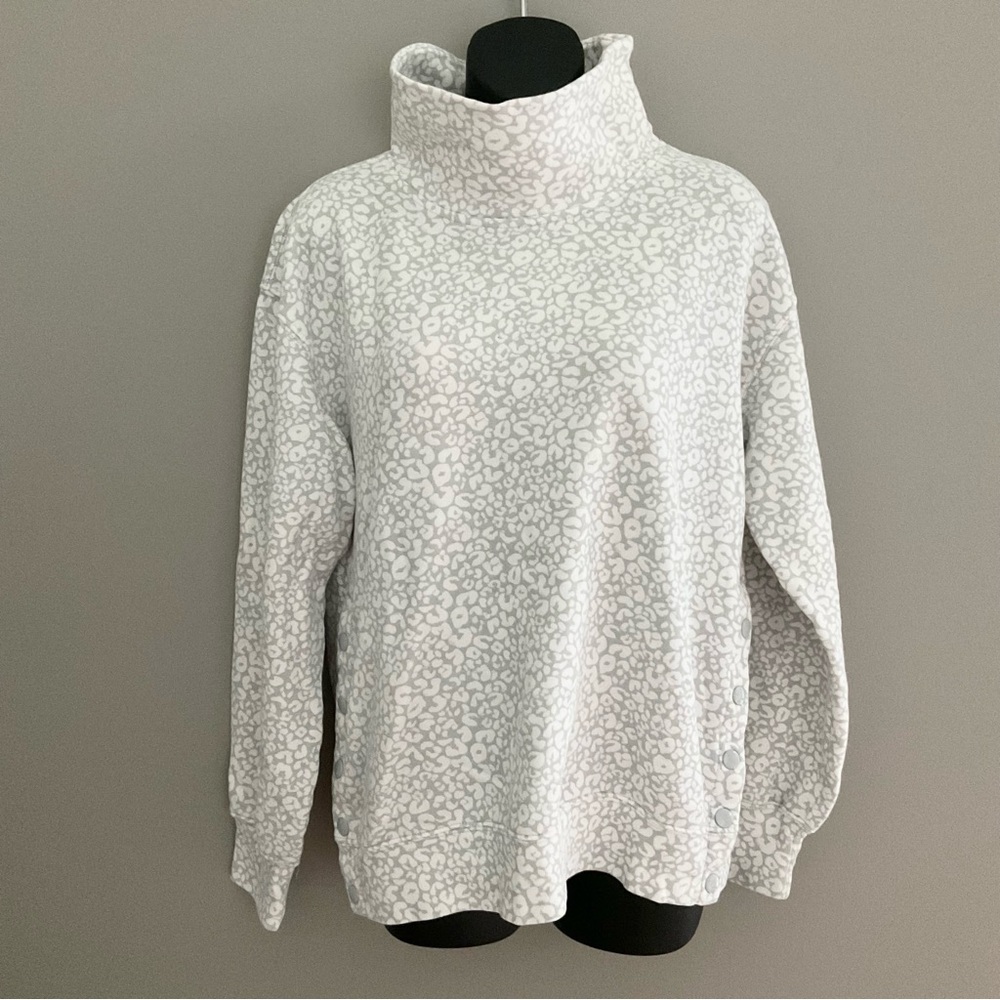 Ambercrombie and Fitch NWOT Soft Collection Turtle neck. Size Medium.